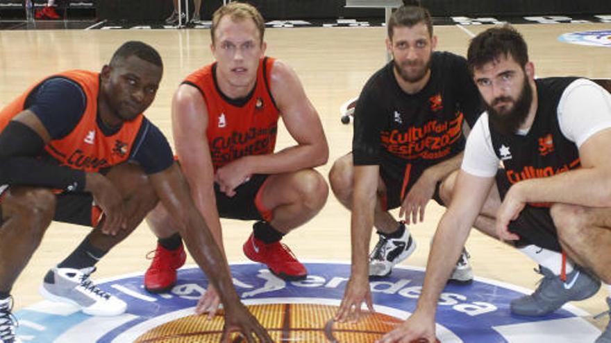 Sato, Sikma, Diot y Dubljevic posan junto al logo de los ´Playoffs´ de la ACB.