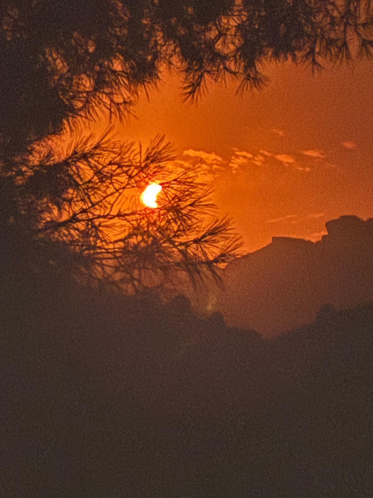 Vista del eclipse desde La Torrecilla, en Tolox, el corazón de la Sierra de las Nieves.