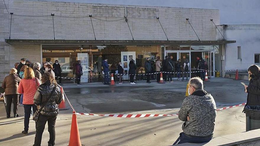 Cues per accedir al pavelló de Navarcles, on es feien les proves, ahir a primera hora de la tarda