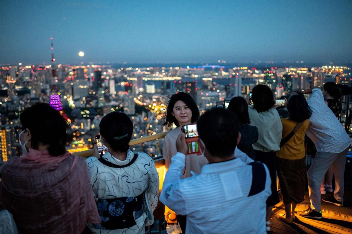 La Luna llena de septiembre, vista desde el mirador de la Torre Mori, en Roppongi Hills, Tokyo.