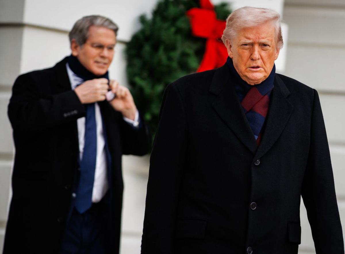 Trump i el secretari del Tresor, Scott Bessent, a l’entrada de la Casa Blanca. | EUROPA PRESS / SAMUEL CORUM