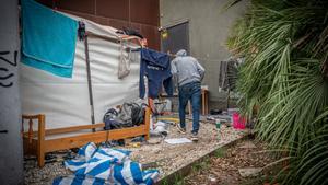 Vivint sense sostre a la platja del Fòrum: «No interessem a ningú»