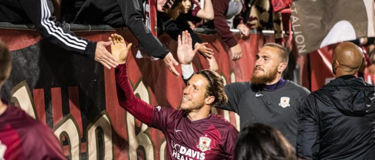 Keko saluda a aficionados en la grada tras un partido de su equipo, los Sacramento Republic. |  // R. FC