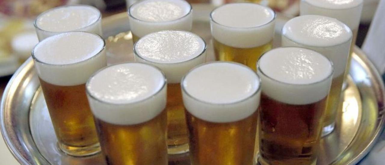 Bandeja con cervezas.