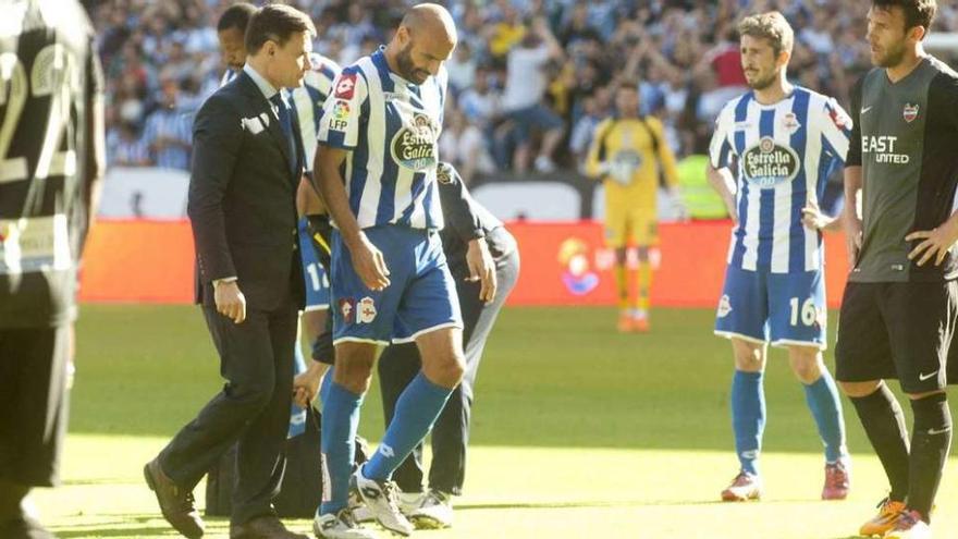 Manuel Pablo se retira lesionado en el partido contra el Levante de la temporada pasada.