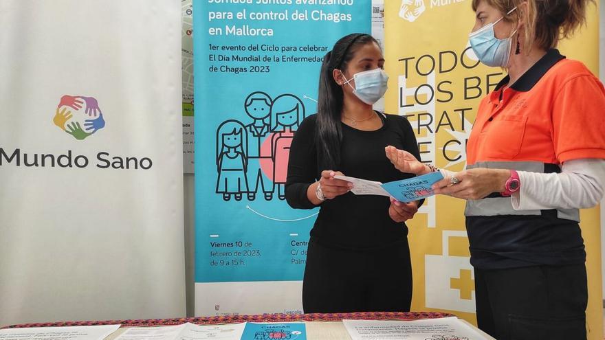 Una mujer recibiendo información el pasado día 14, día mundial contra esta enfermedad.