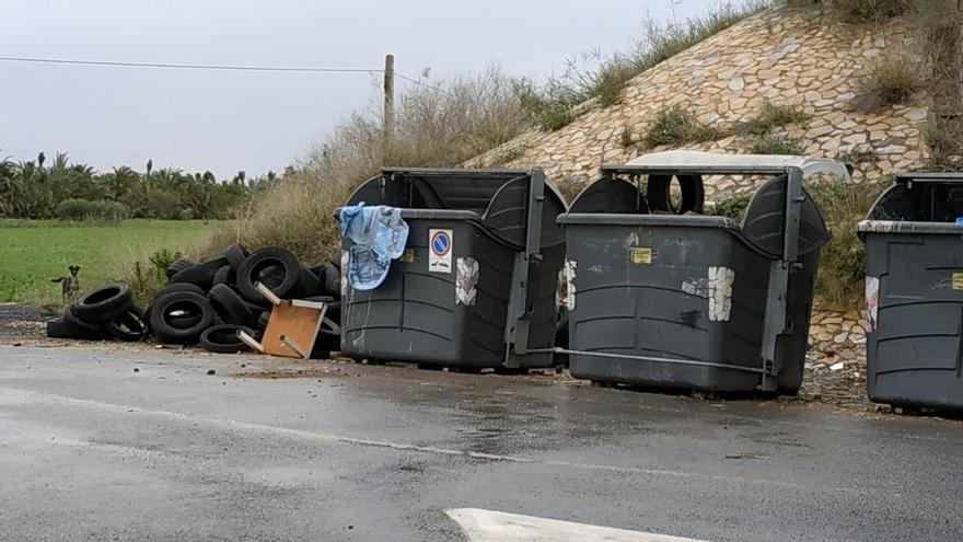 Neumáticos abandonados en Crevillent