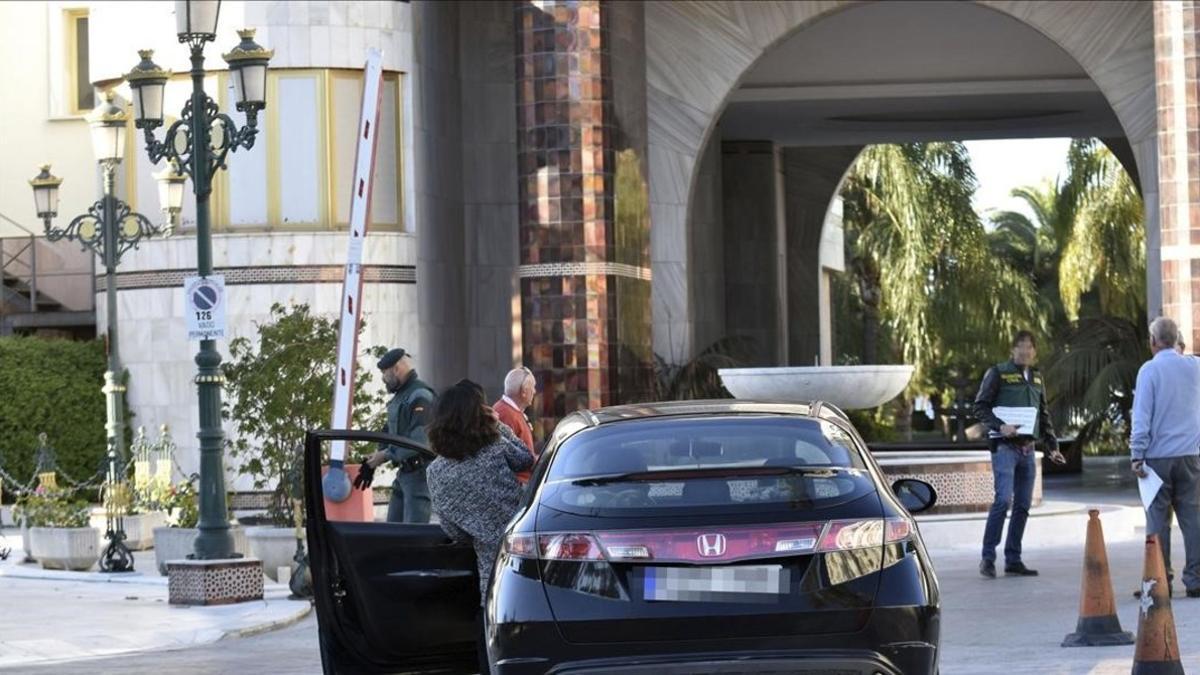 La Guardia Civil en la puerta del edificio Gray d'Albion en la localidad malaguena de Marbella.