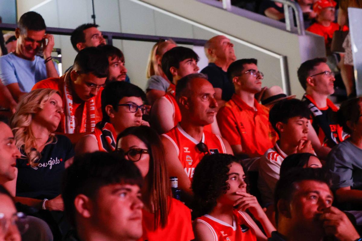 Búscate en la galería de Super: Así se vivió el Barça–Valencia Basket en el Roig Arena