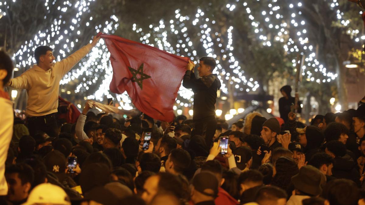 Seguidores marroquís celebran la victoria ante España en plaza Catalunya.