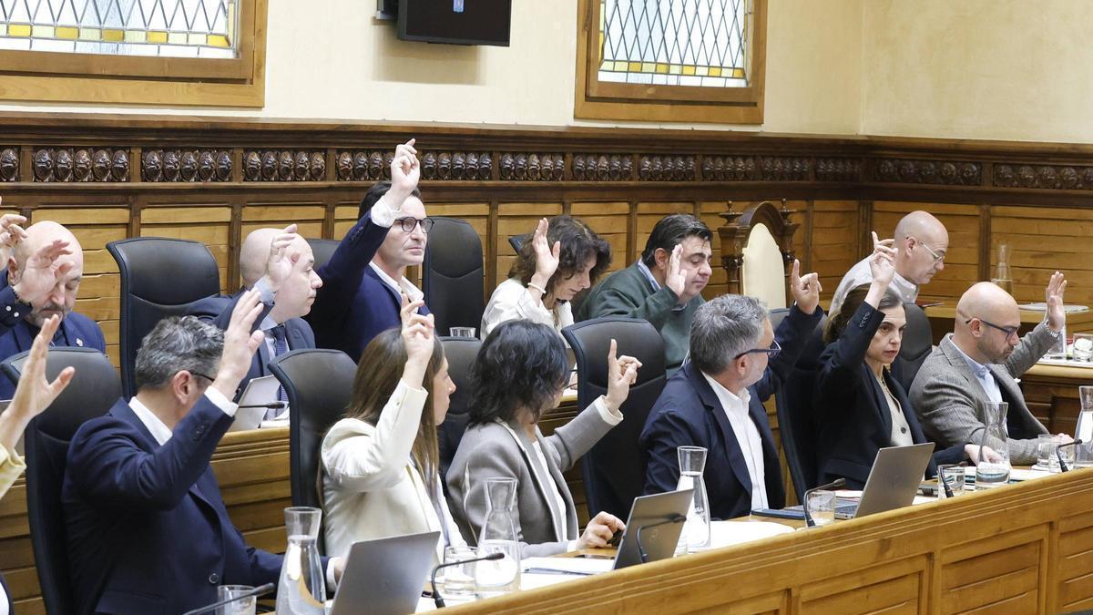El Pleno municipal de abril en Gijon, en imágenes