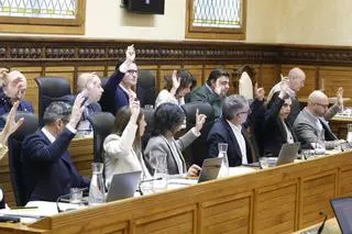 El Pleno municipal de abril en Gijon, en imágenes