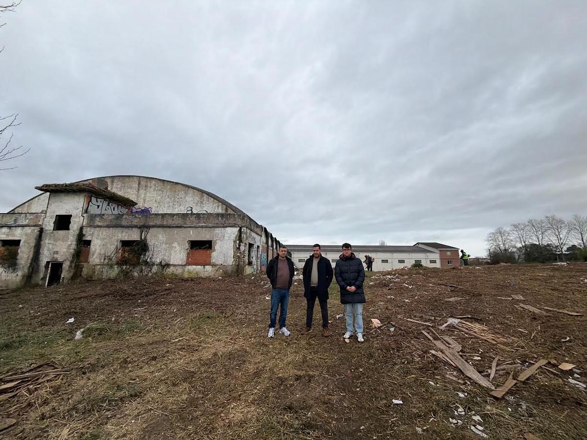 Por la izquierda, Javier Rodríguez; Jamal Jat, de la empresa adjudicataria, y el técnico municipal Eduardo Bernardo, en la finca que se está limpiando