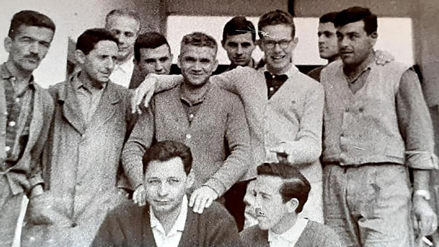 Díaz Pardo (segundo por la izquierda), junto a antiguos trabajadores de la fábrica. Abajo, su obra inédita. | LOC