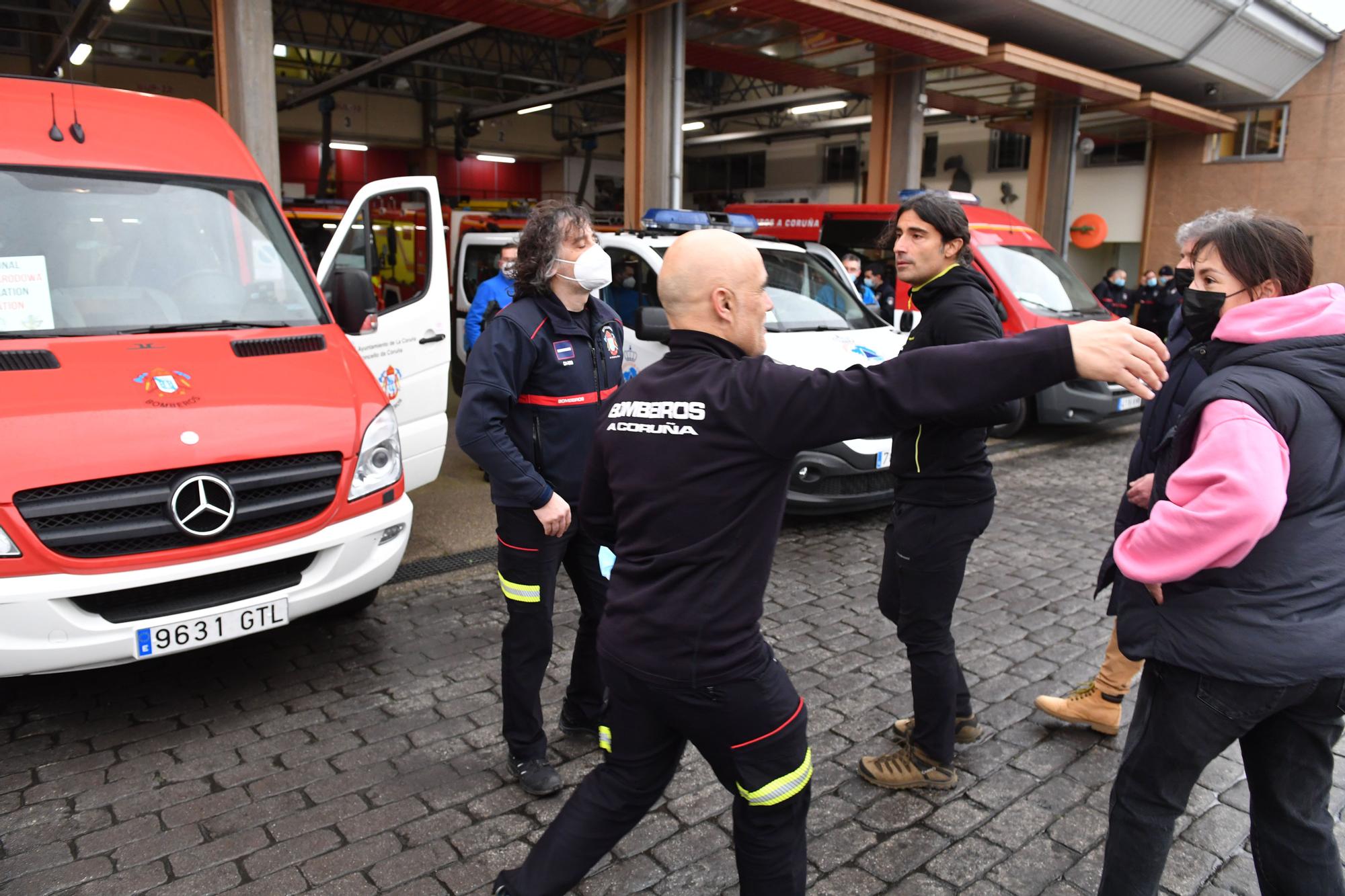 Parten de A Coruña los bomberos y policías que llevarán ayuda a Ucrania y traerán a una veintena de refugiados