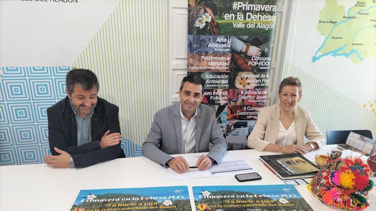 Diego Astasio, en el centro, junto a Jesús Seco y Johanna Gómez.