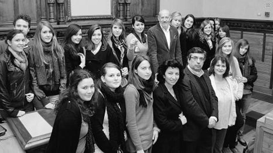 Los estudiantes franceses, junto a Justo Vilabrille, en el salón donde se celebran los plenos municipales.