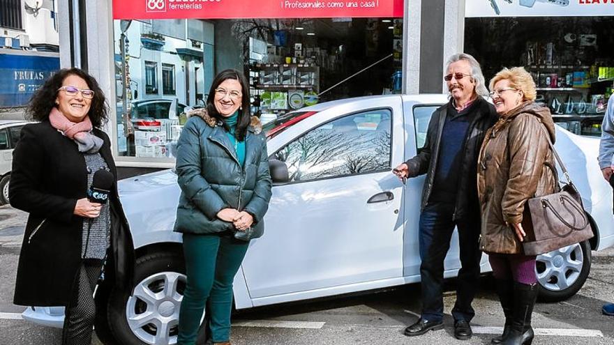 &#039;Pozoblanco Ciudad de Compras&#039; entrega el coche sorteado en la campaña navideña