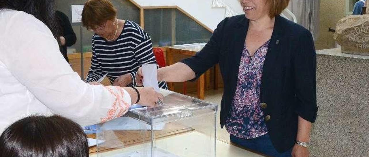 La edil del BNG de Cangas Mercedes Giráldez, votando. // G.N.