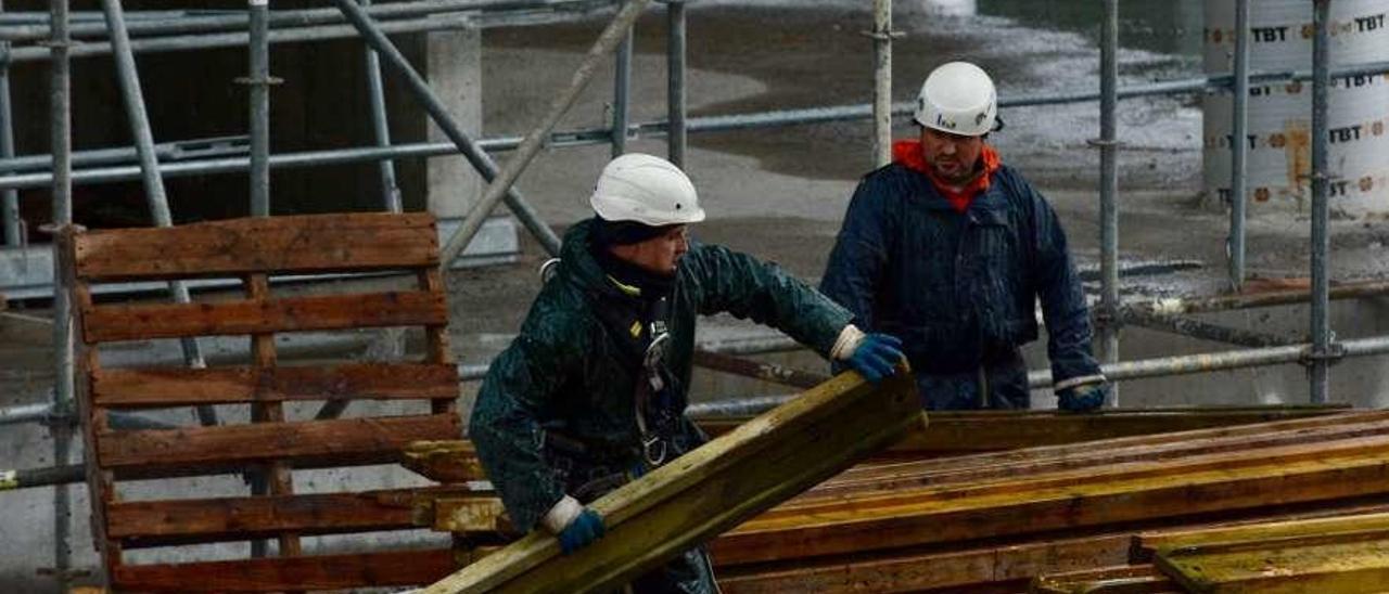 Obreros de la construcción en las obras de un edificio. // R. Vázquez