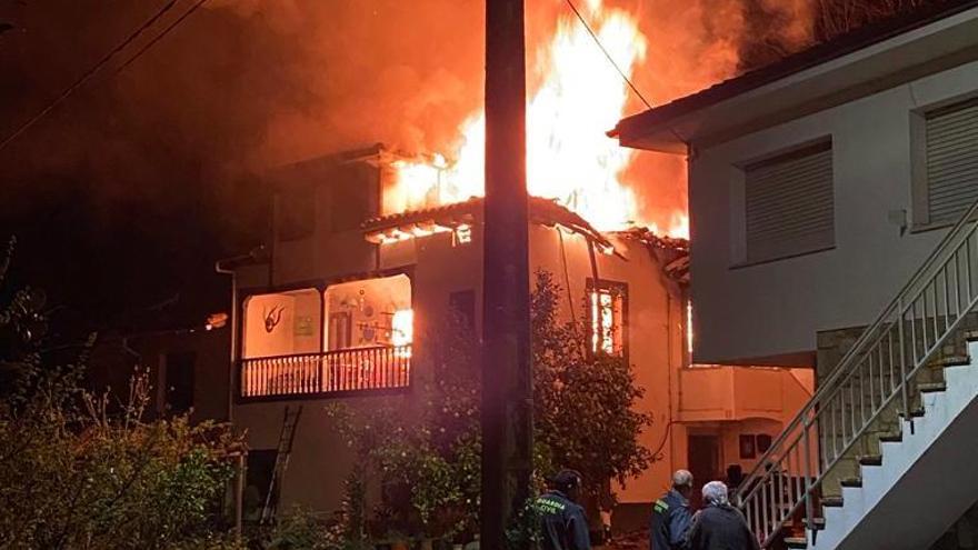 Salvan a un hombre de 74 años atrapado en el voraz incendio de su casa en Toraño (Parres)