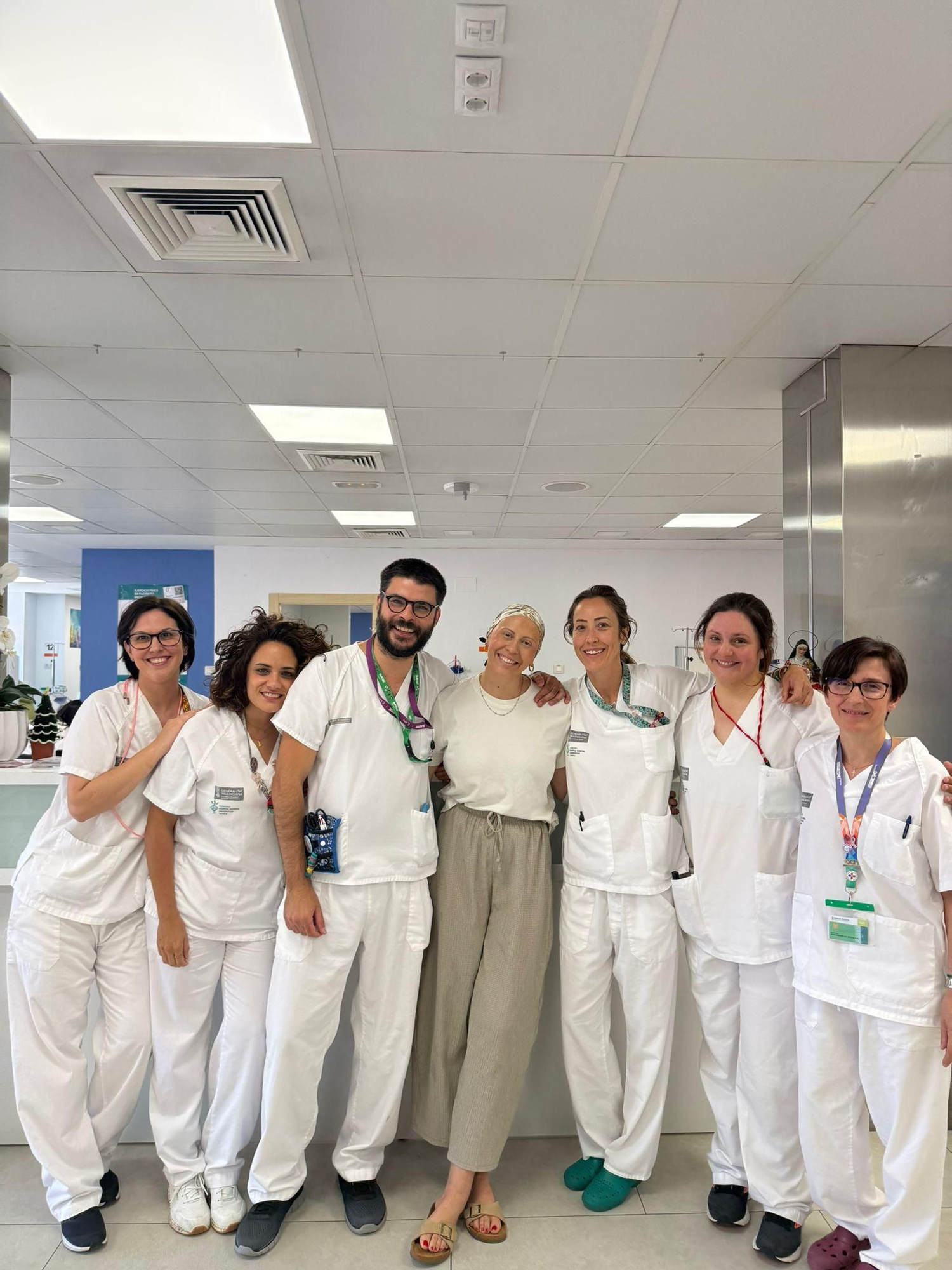 Imágenes de María junto a familiares, amigos y sanitarios en el proceso de recuperación