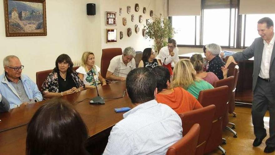 Los representantes de trece asociaciones y federaciones de comerciantes y hosteleros se reunieron ayer en el Concello con Caballero. // A.V.