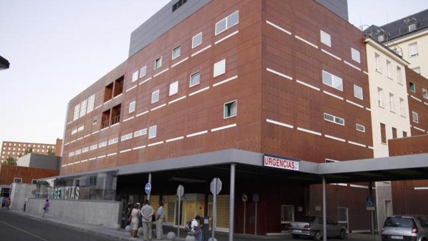 Vista del Hospital «Virgen de la Concha», en la tarde de ayer, desde la zona de urgencias