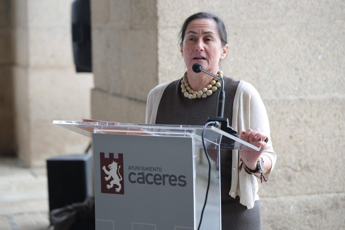 Galería | Cáceres celebra el Día Internacional del Pueblo Gitano con un izado de bandera