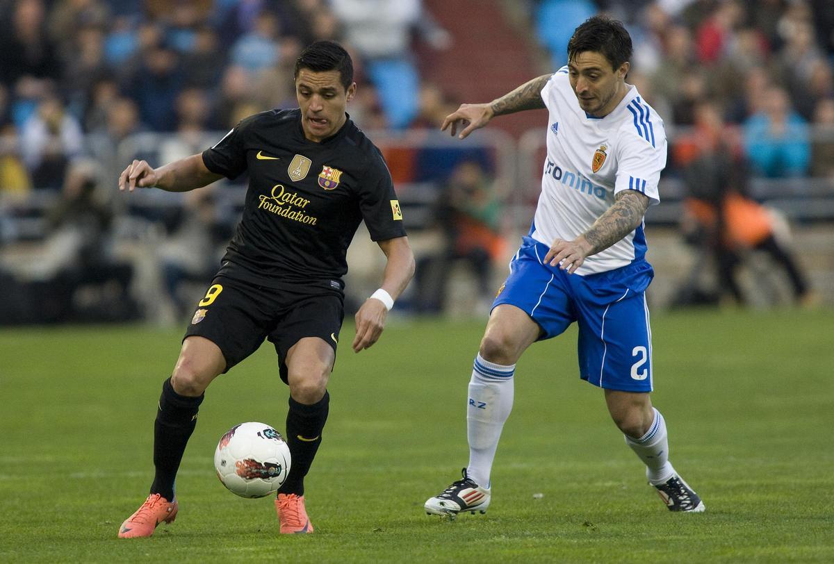 Pablo Álvarez intenta frenar a alexis en un Zaragoza-Barcelona.