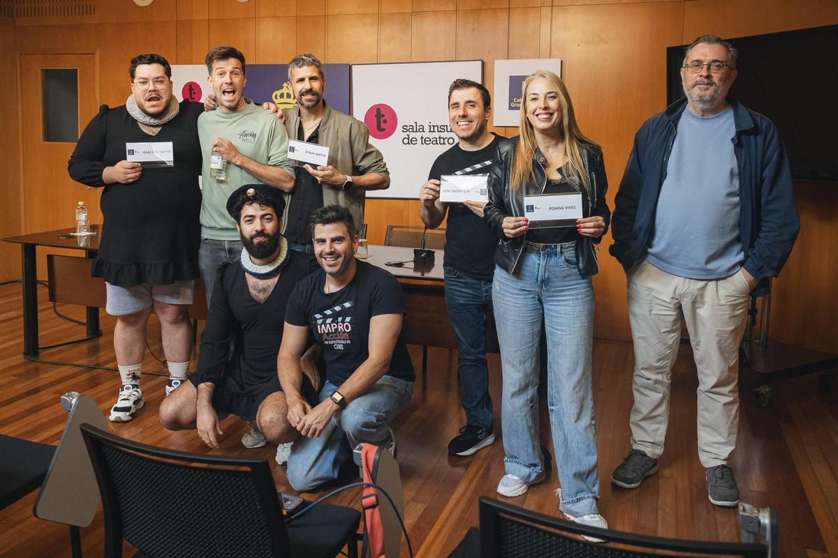 Foto de familia en el Teatro Cuyás para presentar el cuarto ciclo de improvisación de la Sala Insular de Teatro.