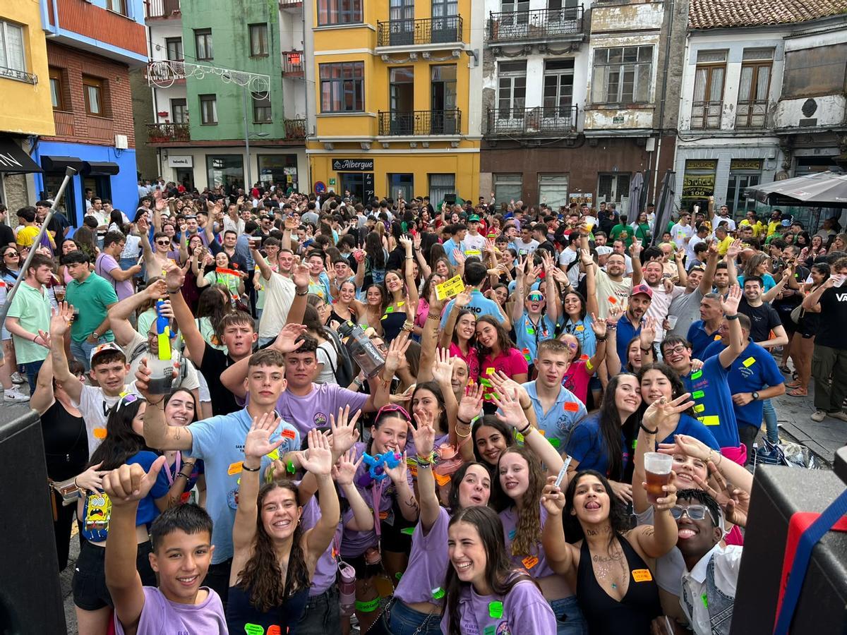 En imágenes: así fue la celebración de las peñas por el centro de Tineo En imágenes: así fue la celebración de las peñas por el centro de Tineo