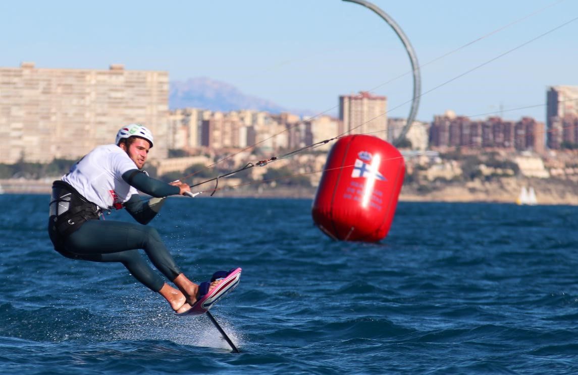 Uno de los regatistas participantes en la Semana Náutica con su tabla de Kite.