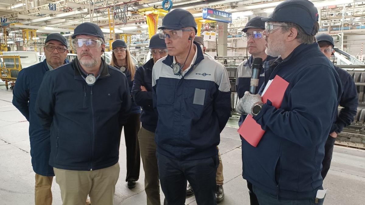 Ciancia, en el centro, junto a Alonso Mosquera, a la izquierda, durante la visita a Stellantis Vigo