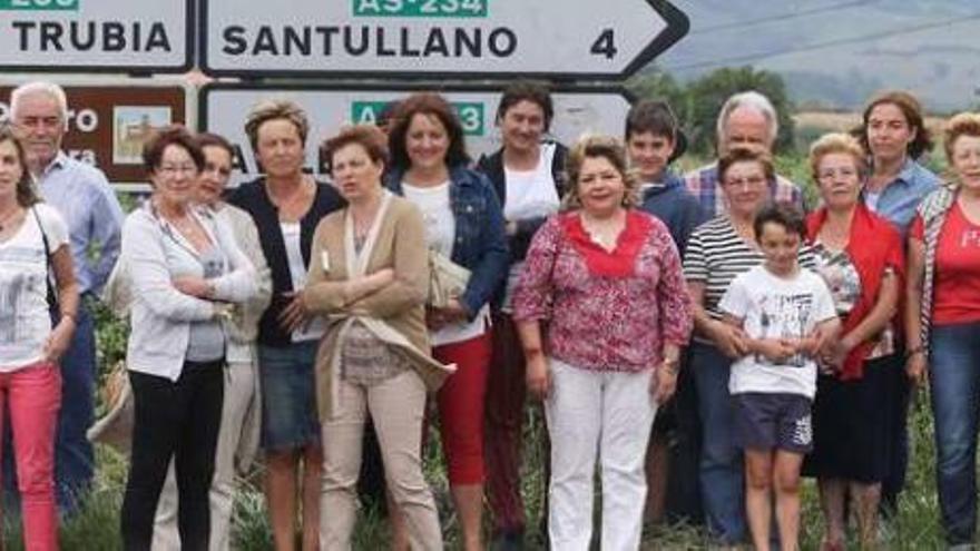 Un grupo de vecinos, ayer, en el cruce de El Escamplero.