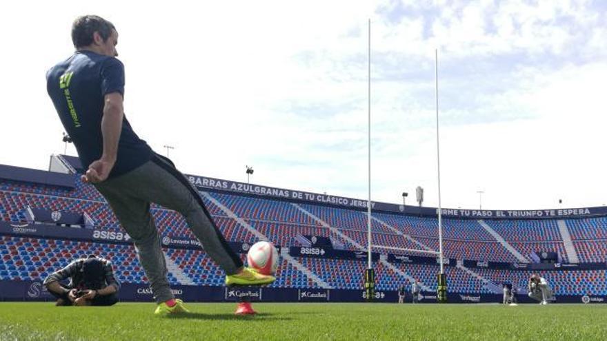 Prueban los palos de rugby en el Ciutat de València para la final de la Copa