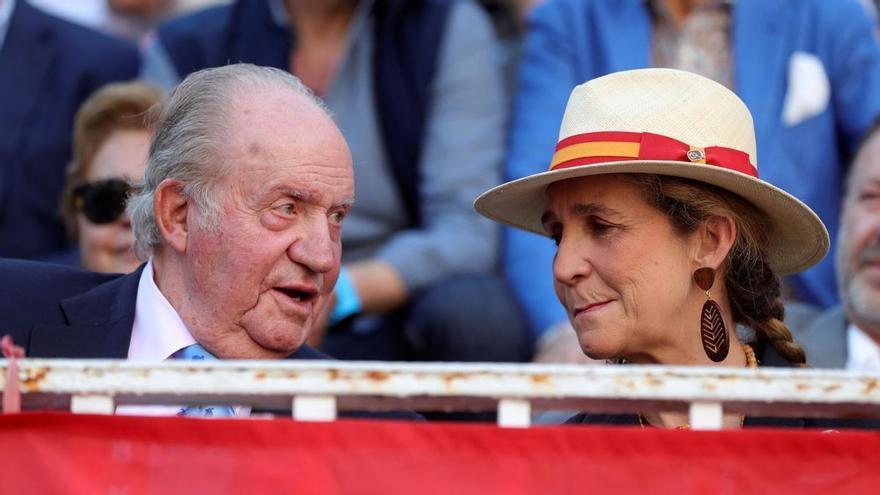 El rey Juan Carlos, en Sevilla, con sus nietos Felipe Juan Froilán y Victoria Federica