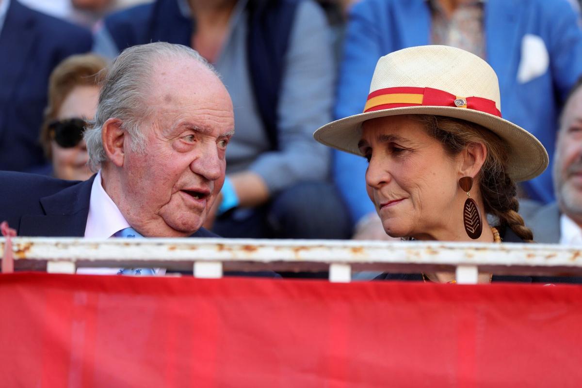 El rey emérito Juan Carlos I junto a la infanta Elena en una corrida de toros.