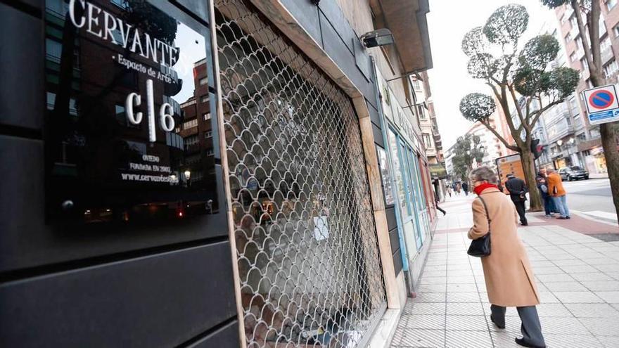 La fachada de la galería Cervantes6, con la verja echada, ayer a media tarde.