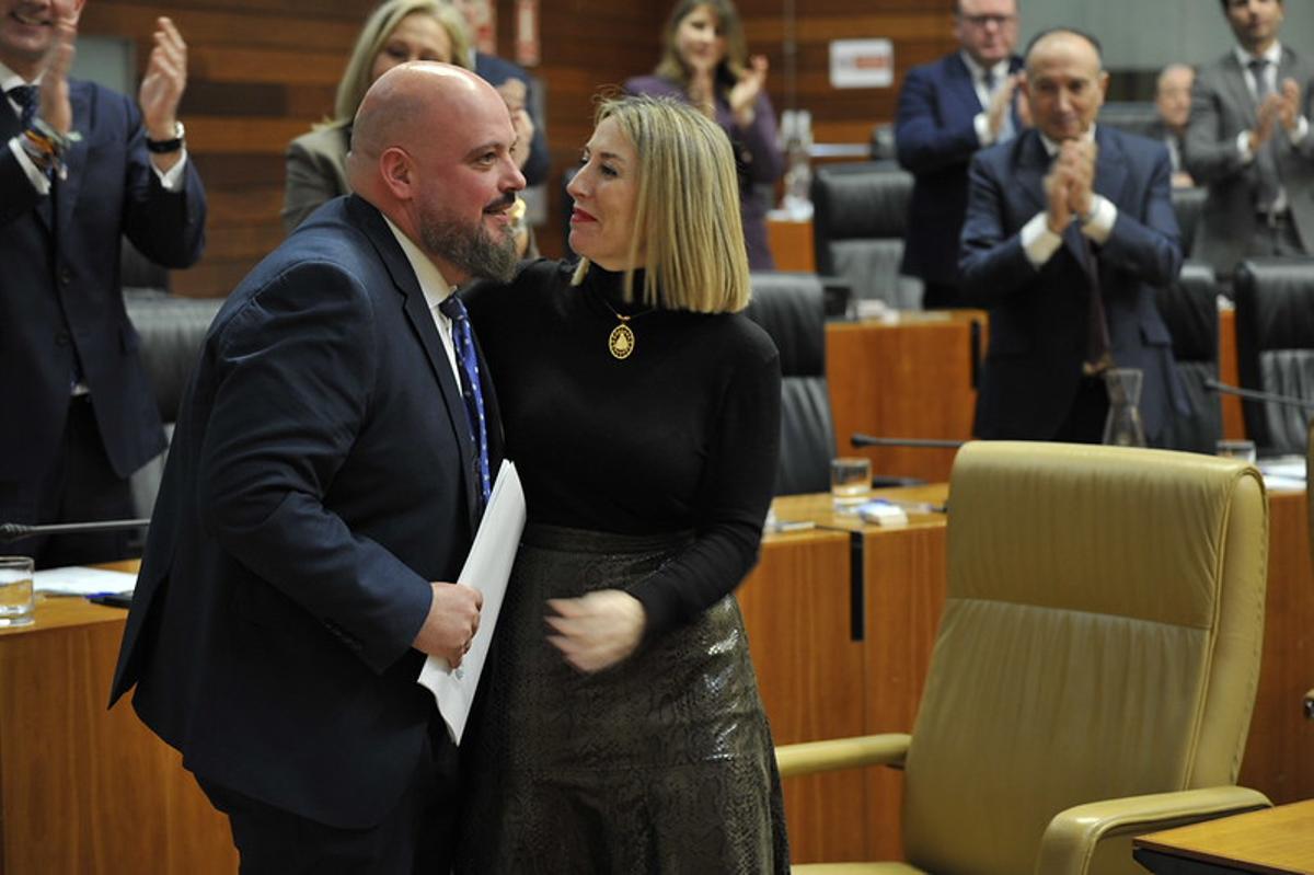 Manuel Naharro recibe la felicitación de María Guardiola.