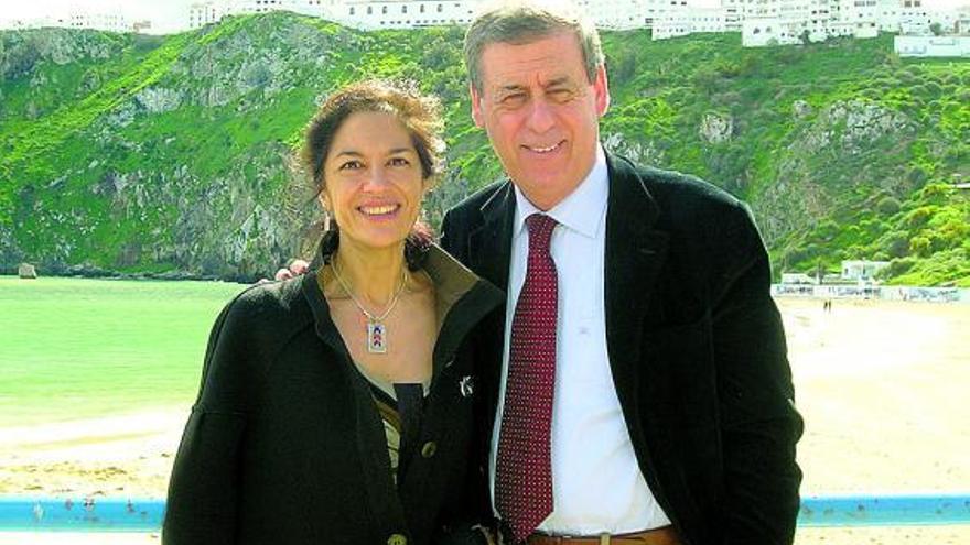 Los catedráticos Mercedes Fuertes y Francisco Sosa Wagner, en un reciente viaje a Melilla.