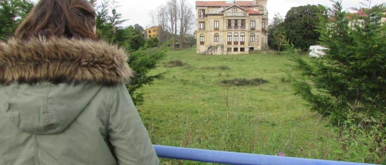 Una joven observa la finca del palacio de Partarríu, ayer.