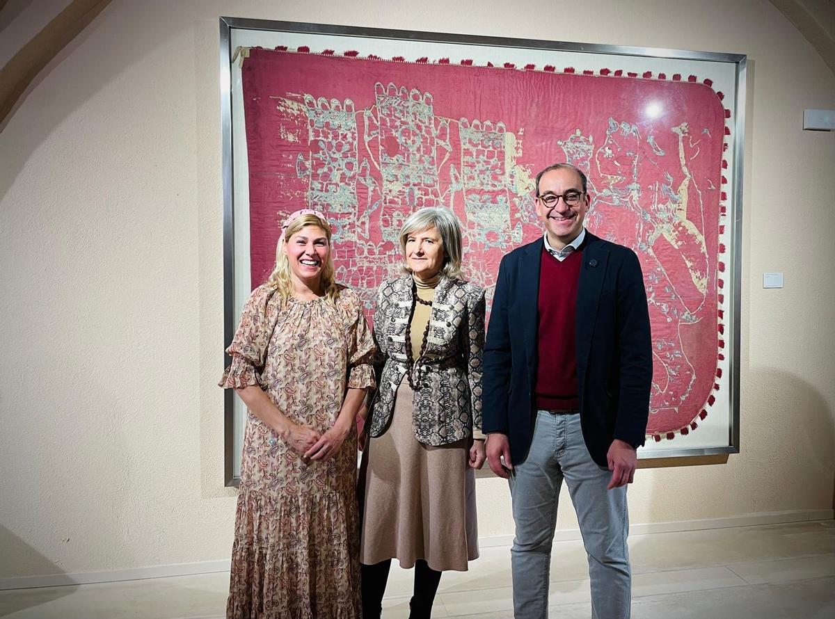El pendón de San Jorge ya luce en el Museo de Cáceres.