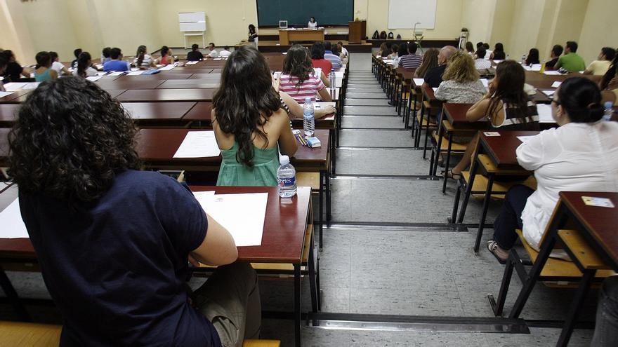 Más de 42.400 candidatos optarán a una de las 6.543 plazas de profesor en las oposiciones en Andalucía