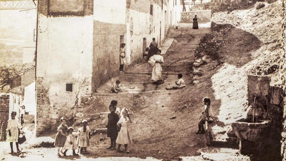Imagen de principios del siglo XX de la calle Caragol de Alcoy, de la que apenas queda un tramo a día de hoy.