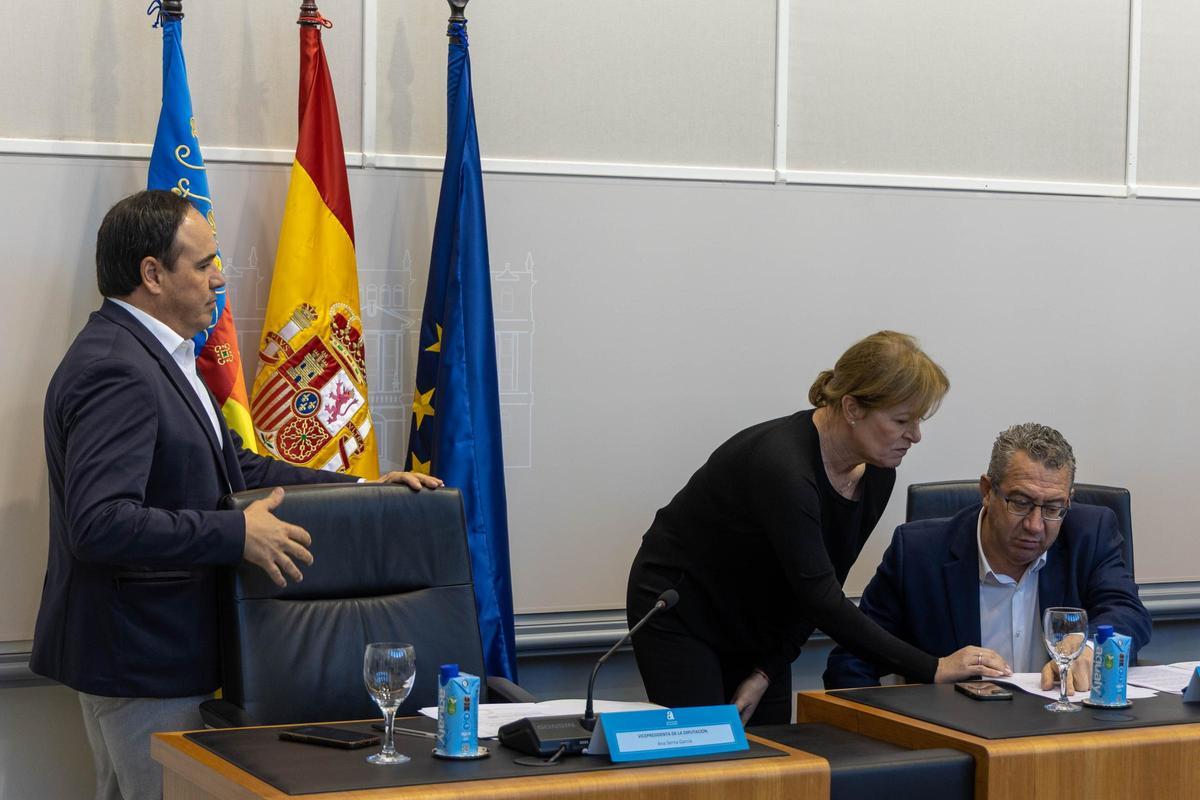 Juanfran Perez Llorca, Ana Serna y Toni Pérez en la Mesa Provincial del Agua