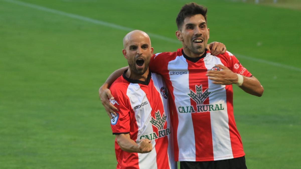 Sergio García y Carlos Ramos celebran el segundo gol del Zamora CF en el play off de ascenso del Zamora CF ante la Segoviana.