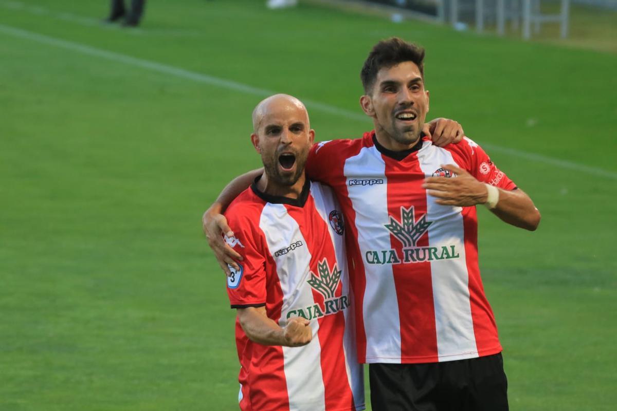 Sergio García y Carlos Ramos celebran el segundo gol del Zamora CF en el play off de ascenso del Zamora CF ante la Segoviana.