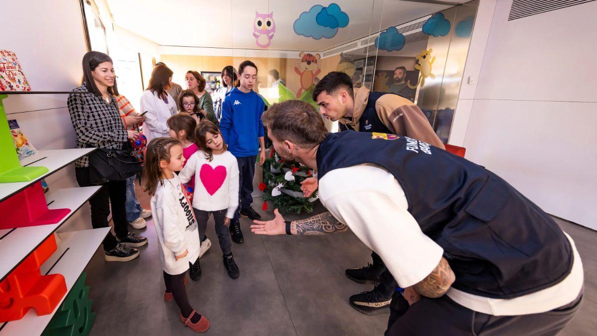 Los jugadores del Barça visitan a los niños y niñas en los hospitales catalanes