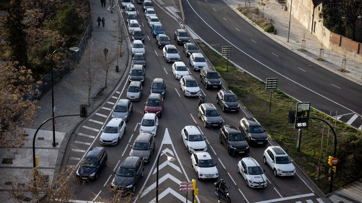 Tráfico en la intersección del paseo María Agustín de Zaragoza.